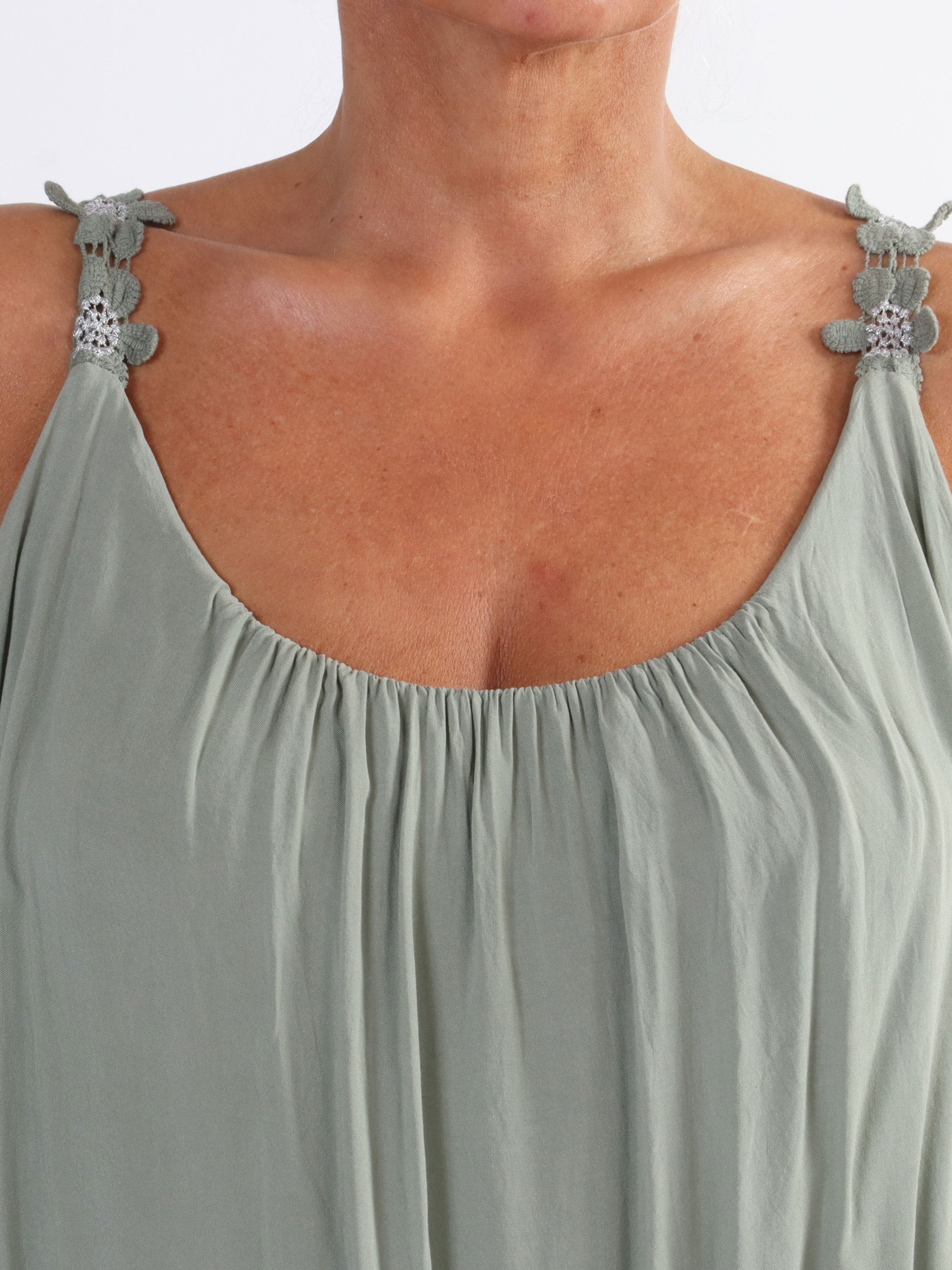 Ane - Sød plus size sommerkjole med broderet stroppe